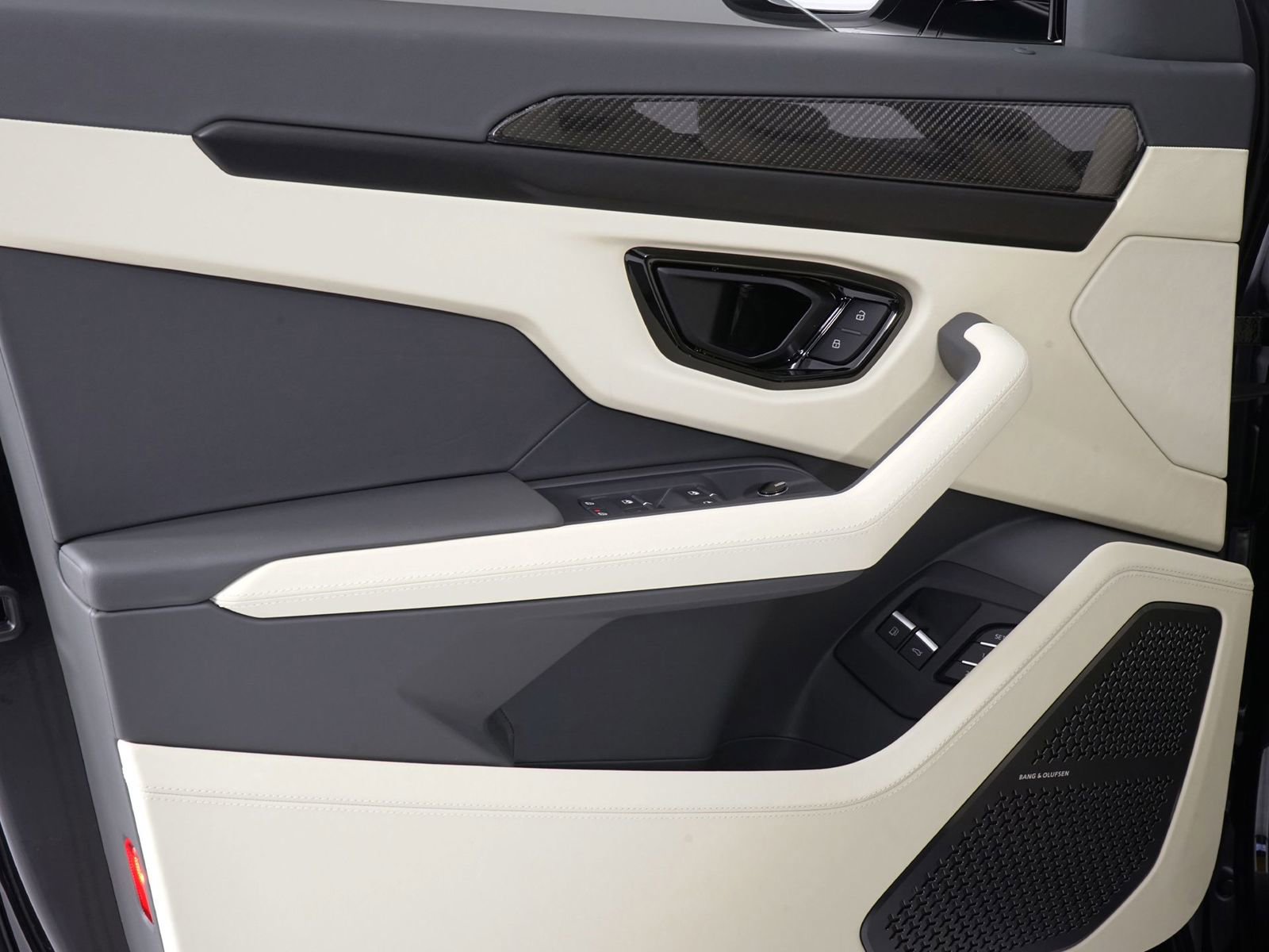 Used 2026 Lamborghini Urus SE AWD/4WD image 32