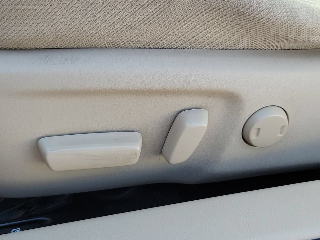 Used 2014 Toyota Camry LE FWD image 22