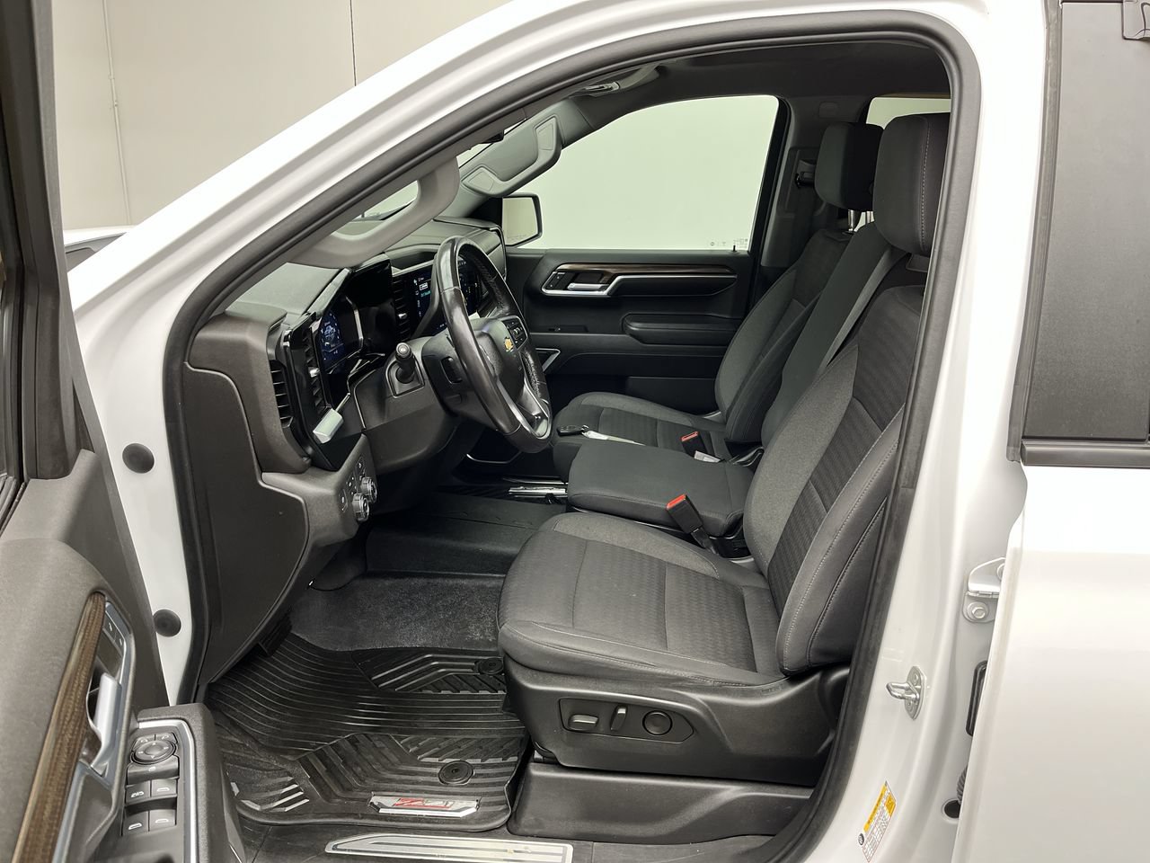 Certified 2022 Chevrolet Silverado 1500 LT AWD/4WD image 3