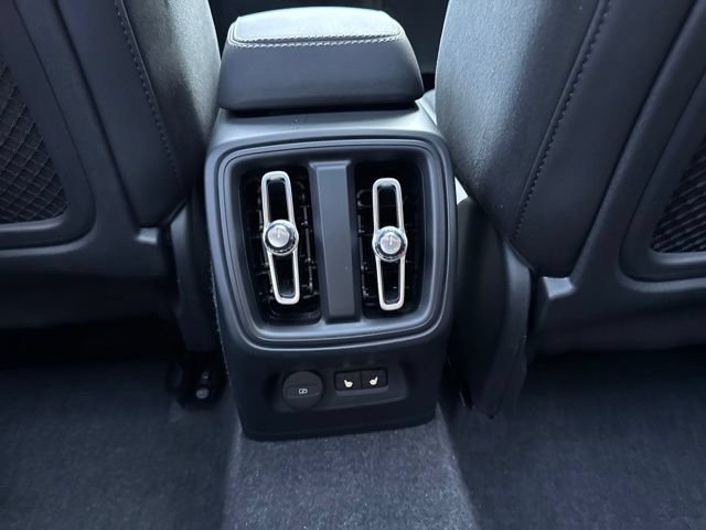 Certified 2025 Volvo XC40 B5 Plus AWD/4WD image 17