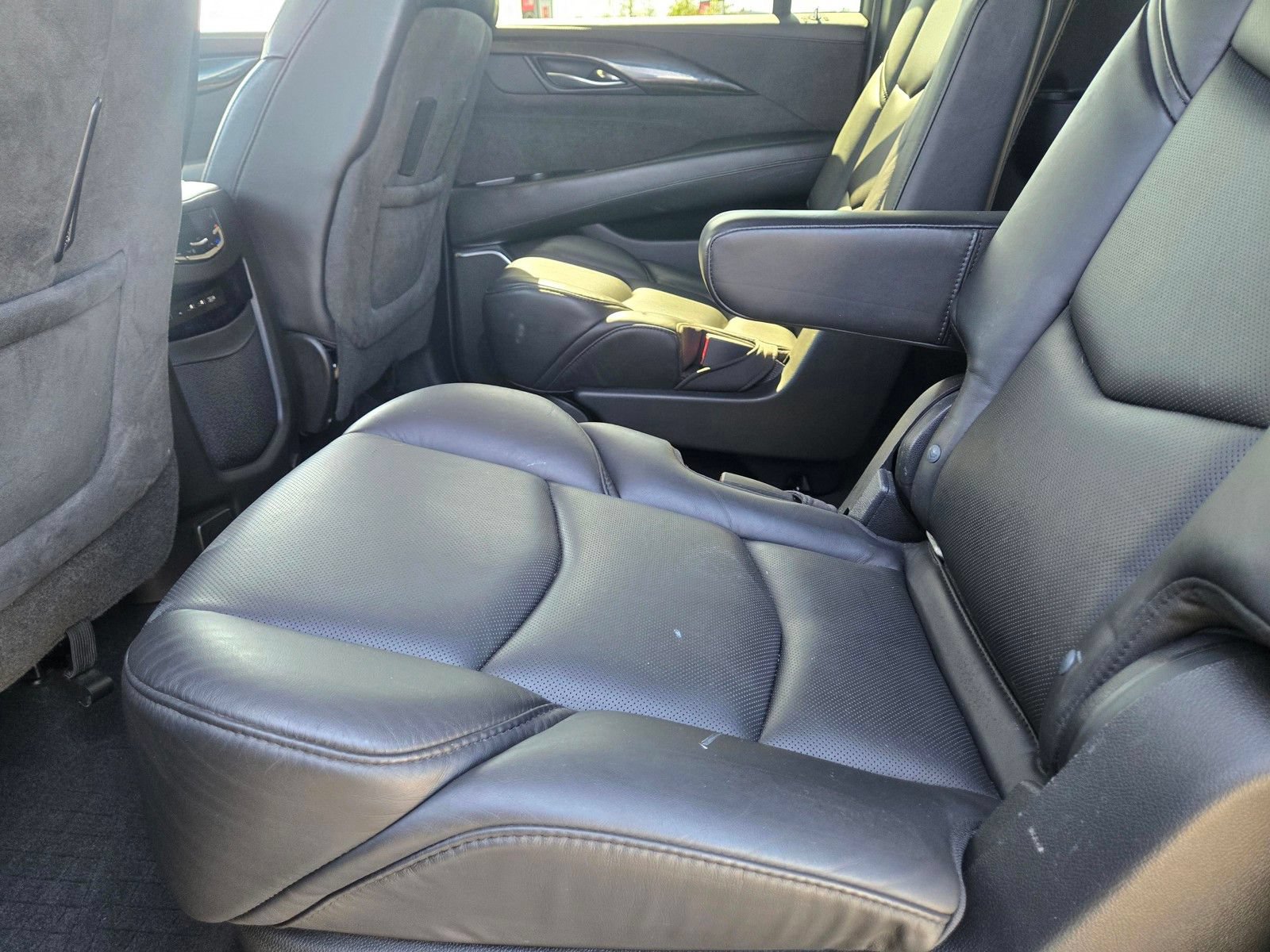 Used 2020 Cadillac Escalade ESV Platinum AWD/4WD image 17