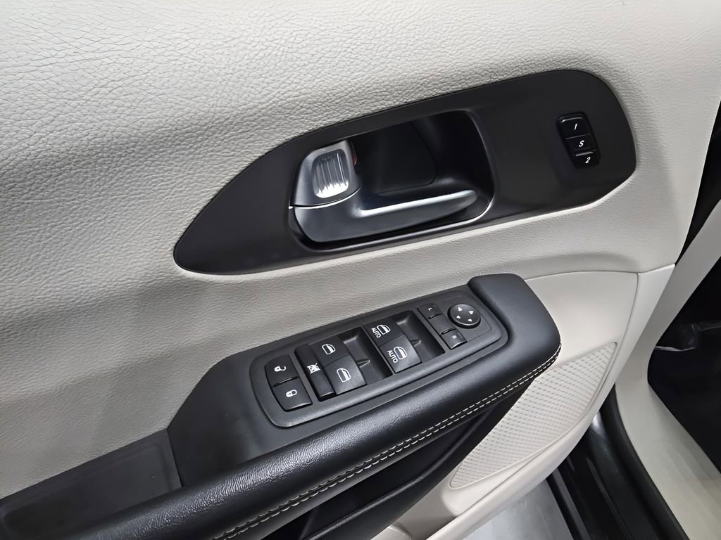 Used 2023 Chrysler Pacifica Touring-L image 10