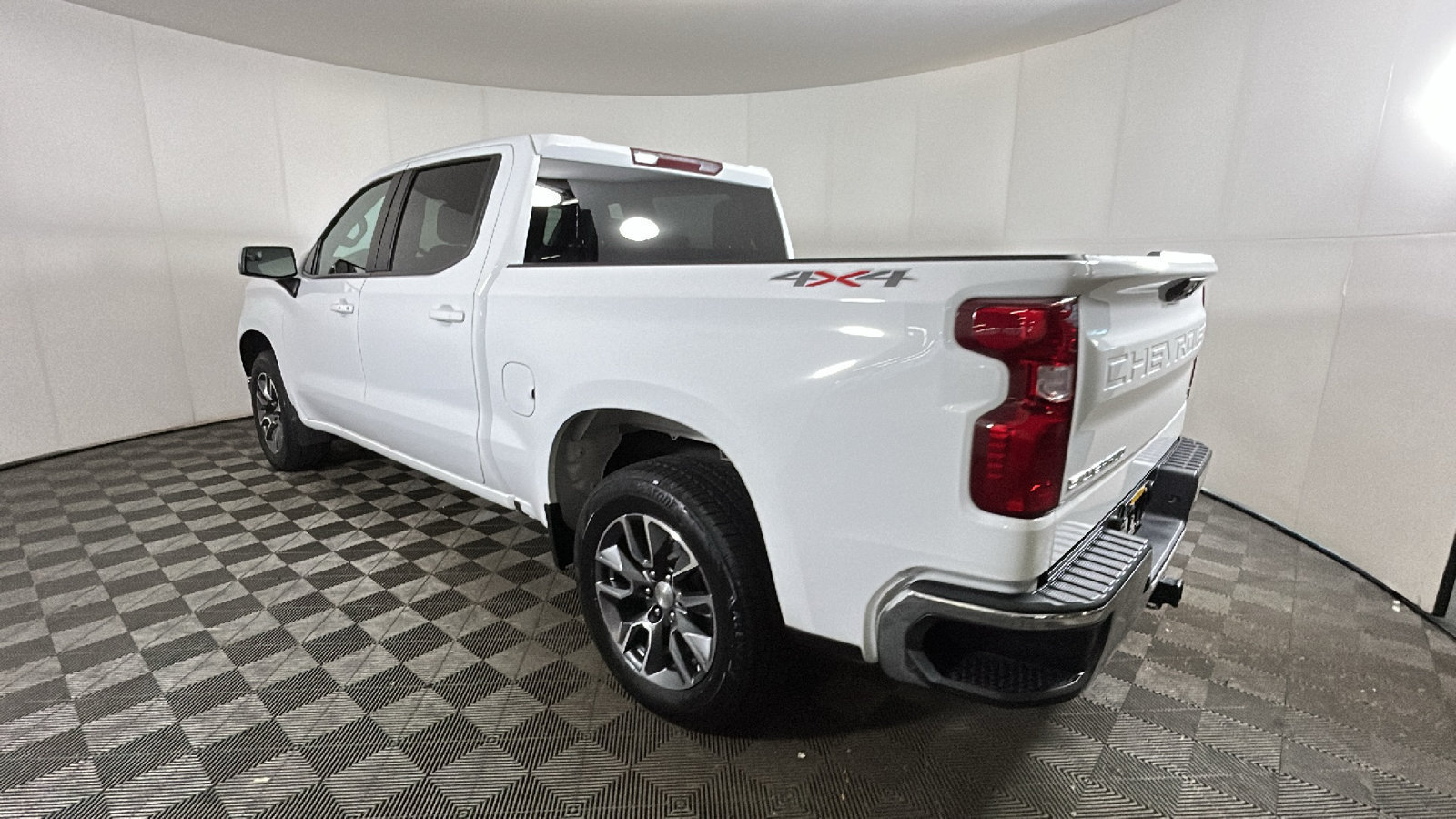 Used 2024 Chevrolet Silverado 1500 LT AWD/4WD image 5