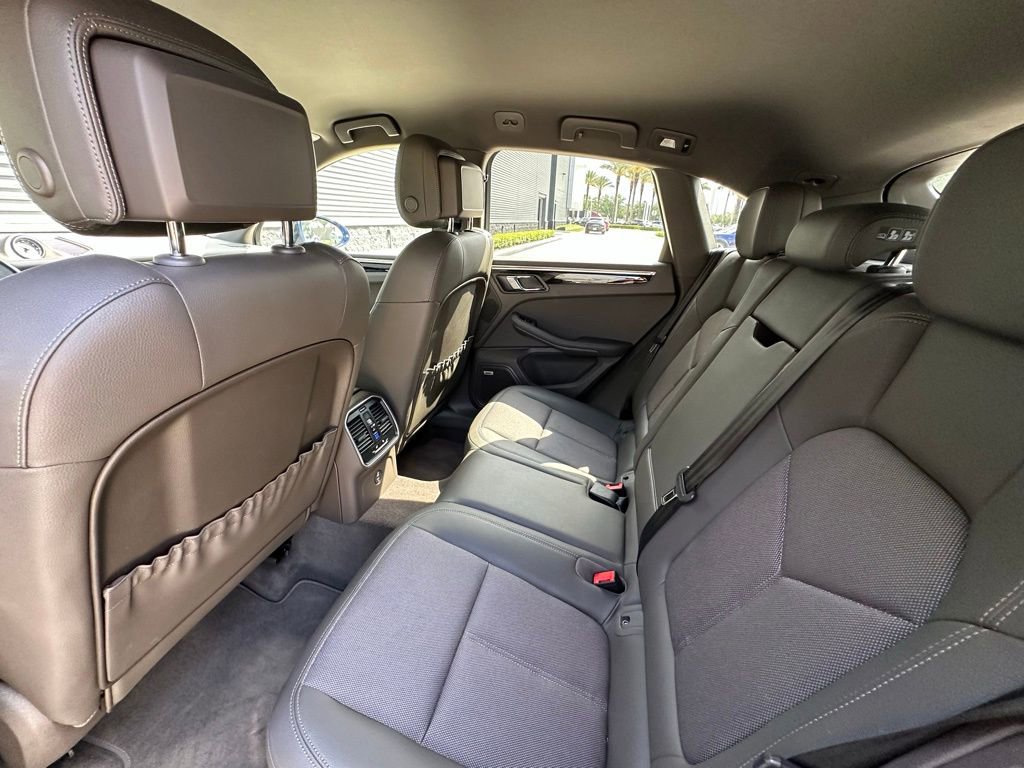 Certified 2022 Porsche Macan AWD/4WD image 35