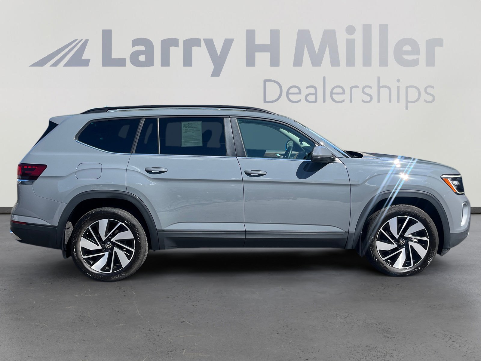 Used 2025 Volkswagen Atlas SE image 6