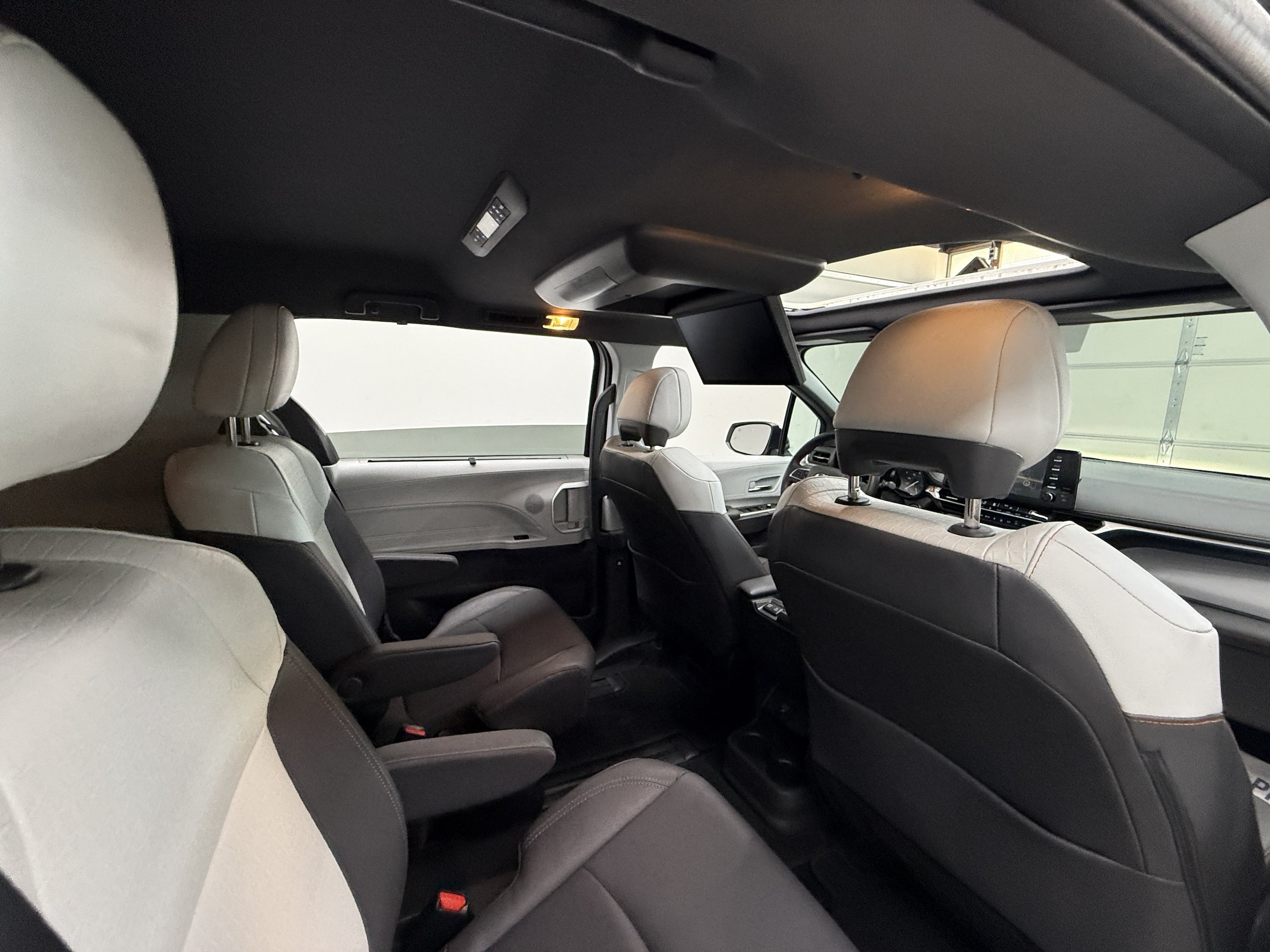 Used 2023 Toyota Sienna XLE FWD image 28