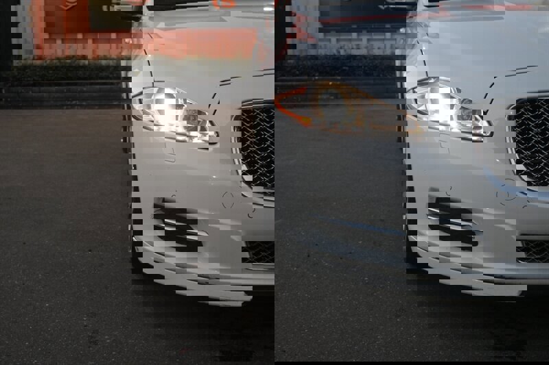 Used 2015 Jaguar XJ image 3