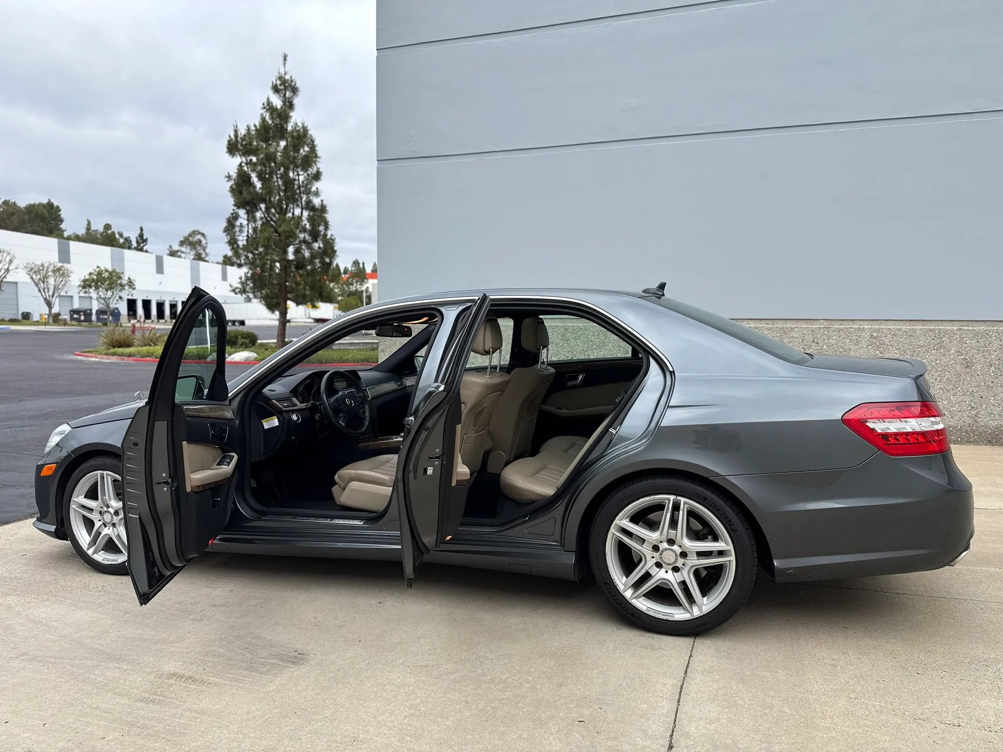 Used 2011 Mercedes-Benz E 550 Sedan image 22