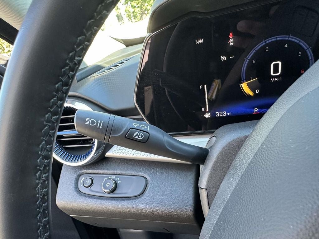 Used 2025 Chevrolet Trax LT w/ LT Convenience Package FWD image 29
