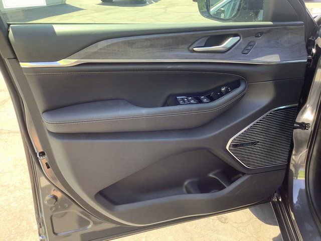New 2023 Jeep Grand Cherokee Overland w/ Luxury Tech Group IV AWD/4WD image 9