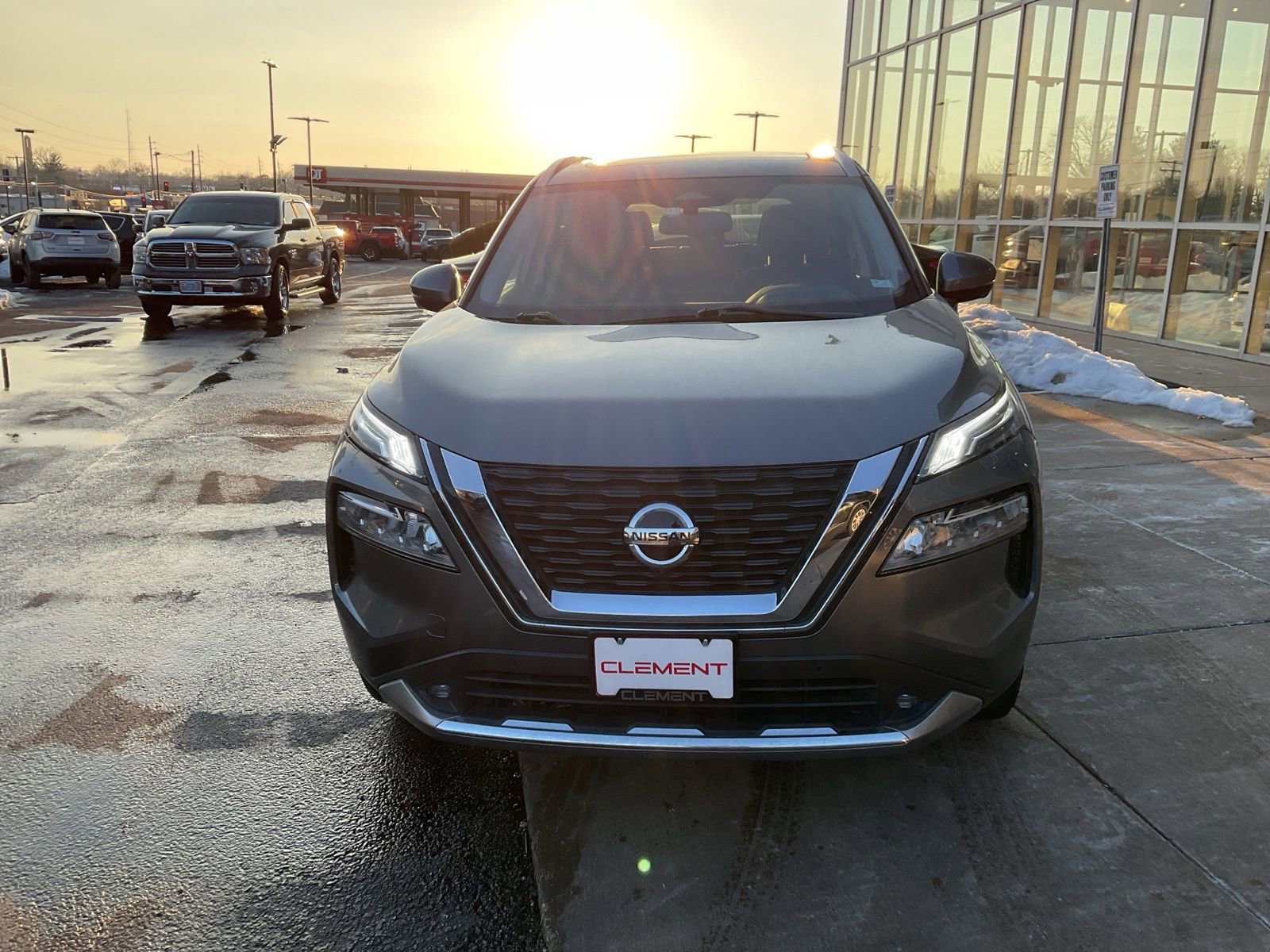 Used 2021 Nissan Rogue Platinum image 3