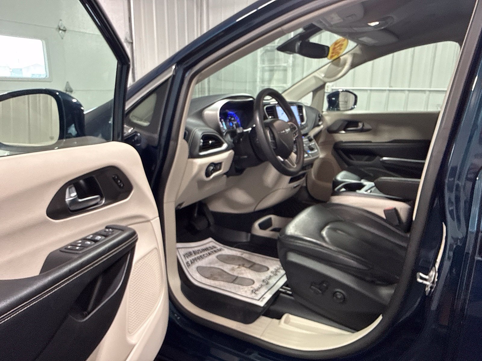 Used 2022 Chrysler Pacifica Touring-L AWD/4WD image 23