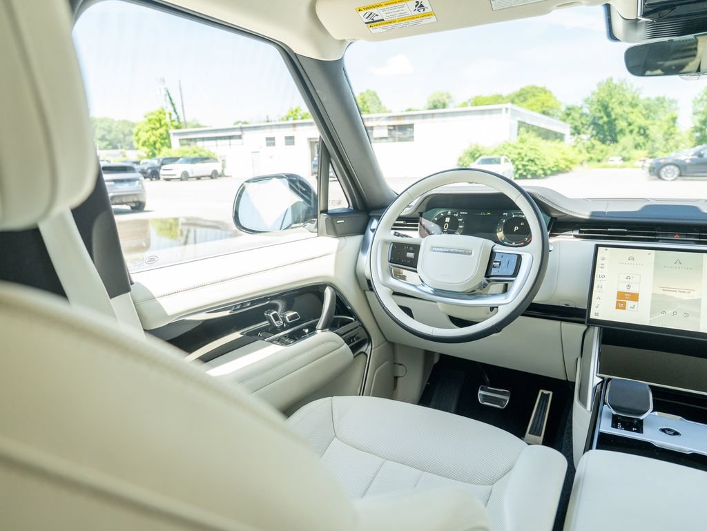 Used 2025 Land Rover Range Rover SE AWD/4WD image 19