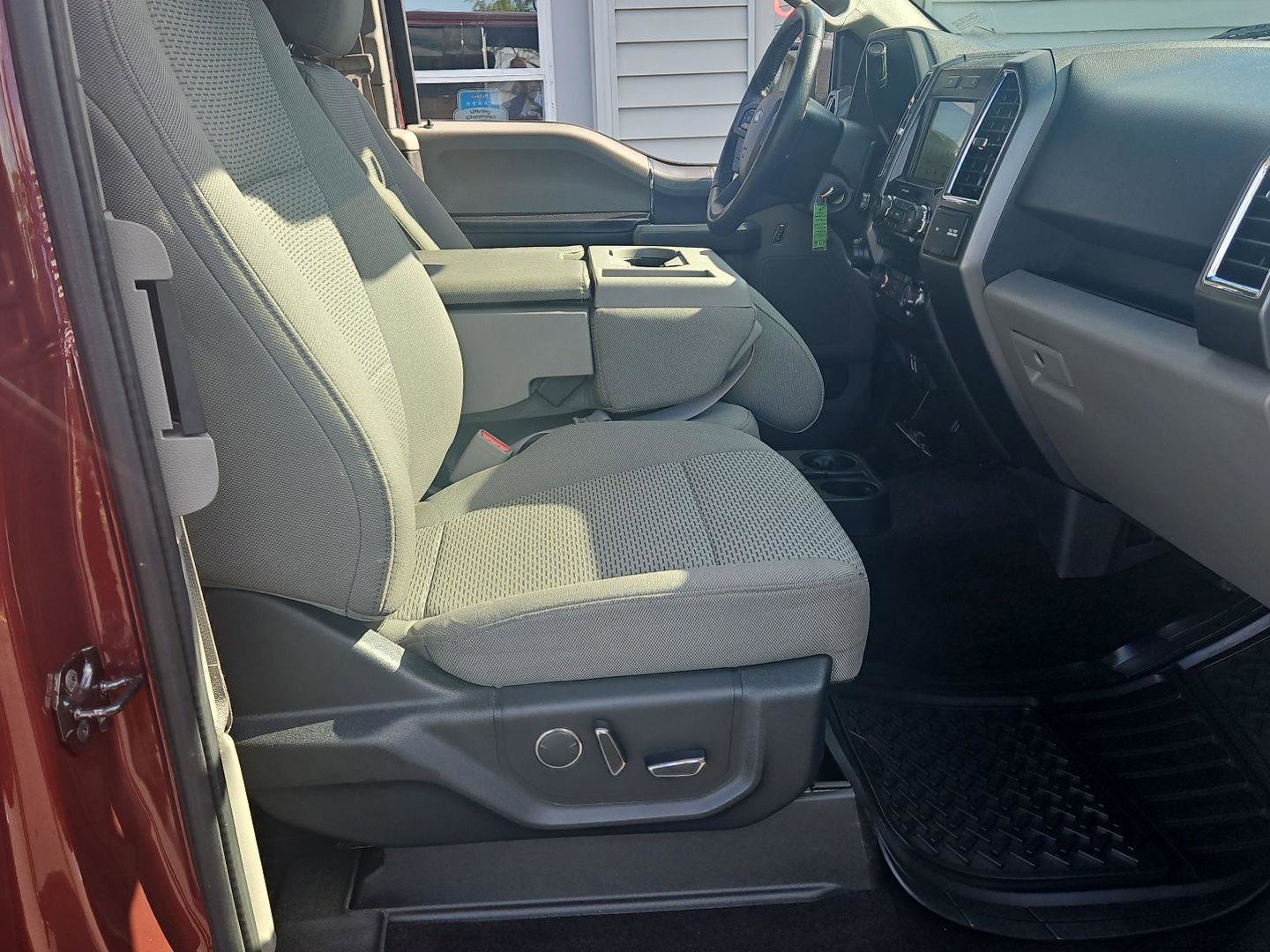 Used 2017 Ford F150 XLT w/ Equipment Group 302A Luxury AWD/4WD image 28