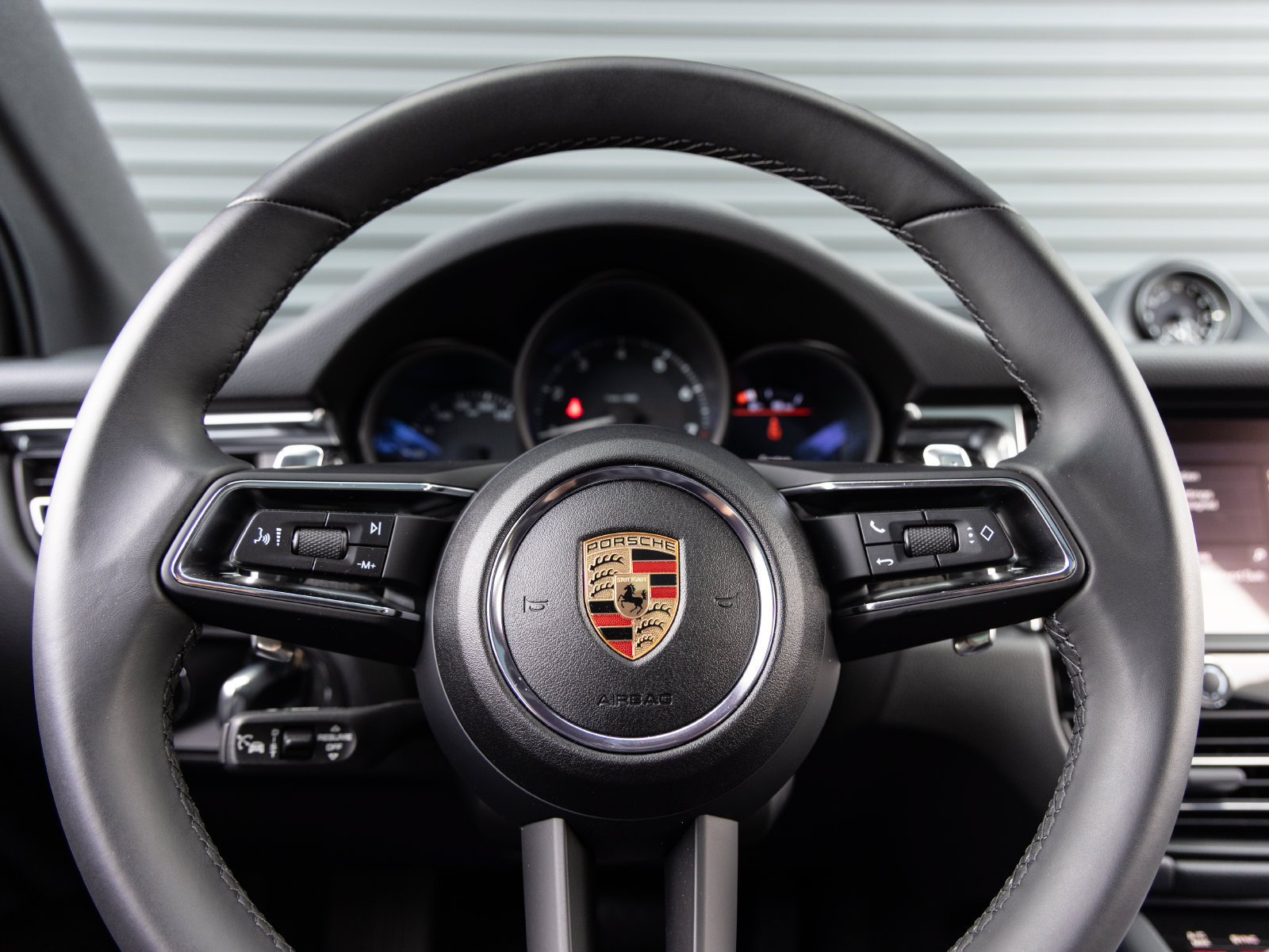 Used 2025 Porsche Macan AWD/4WD image 14