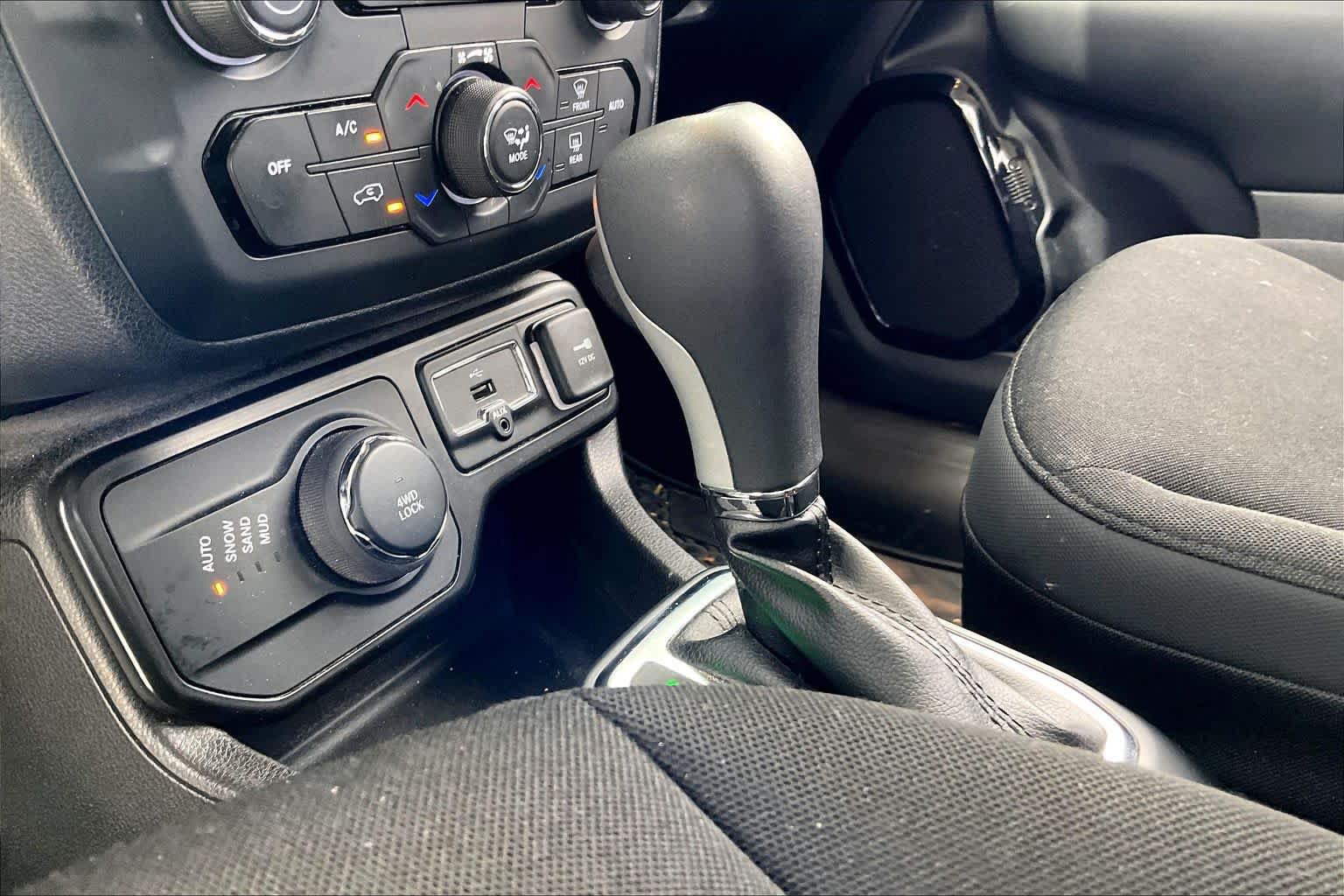 Used 2020 Jeep Renegade Altitude w/ UConnect 8.4 Nav Group AWD/4WD image 17
