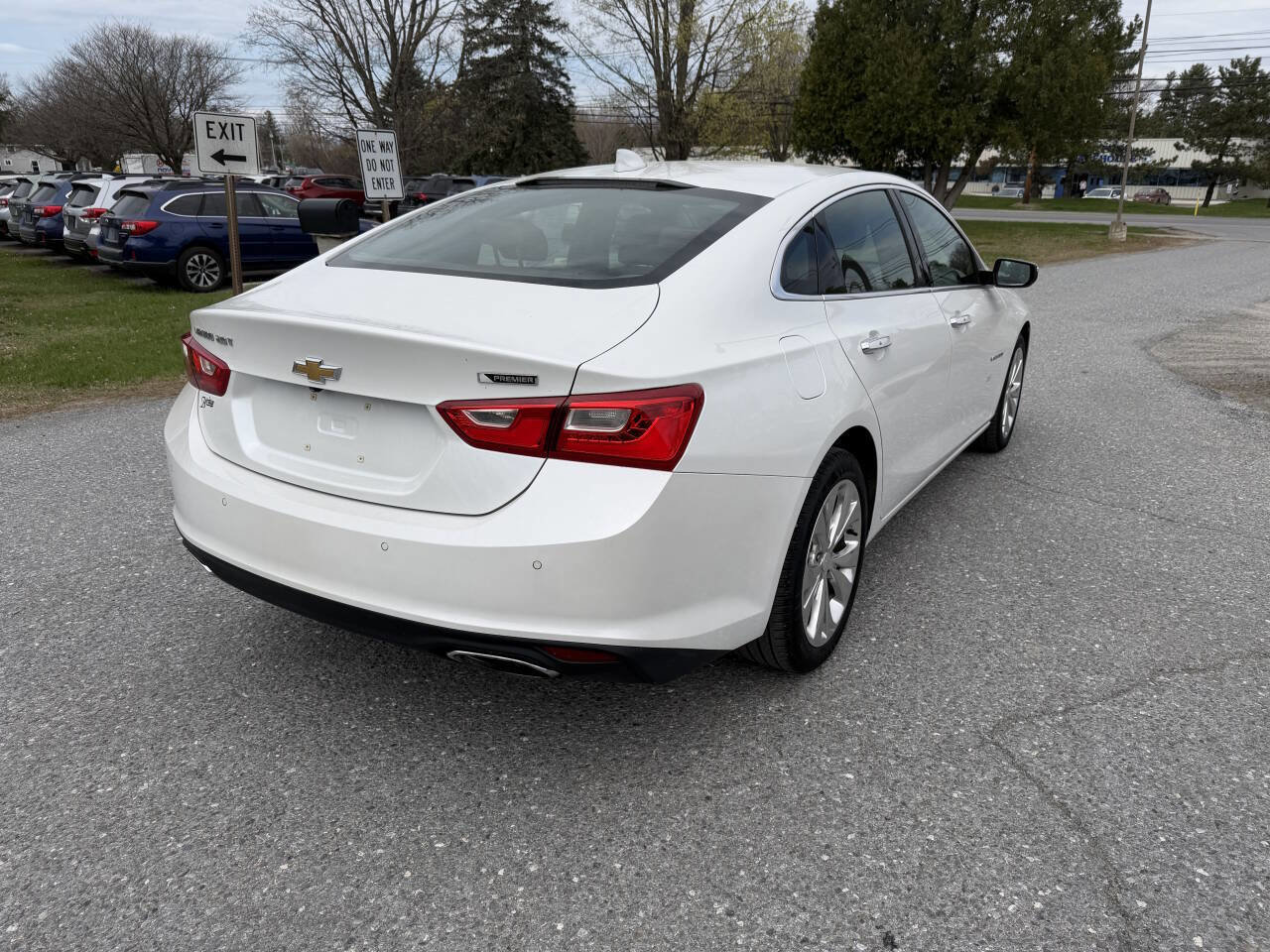 Used 2017 Chevrolet Malibu Premier w/ Driver Confidence Package FWD image 5