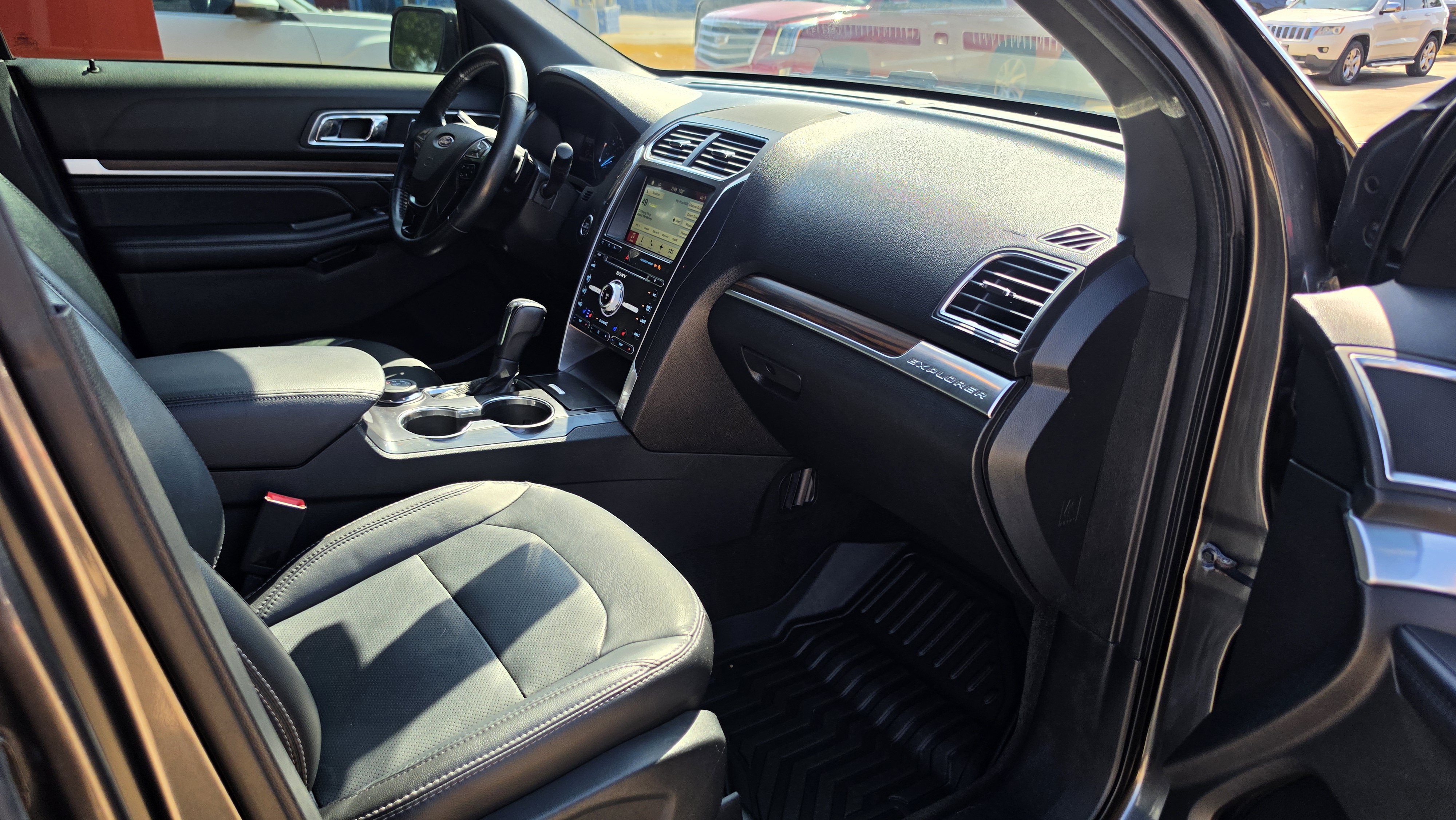 Used 2017 Ford Explorer Limited w/ Equipment Group 301A AWD/4WD image 30