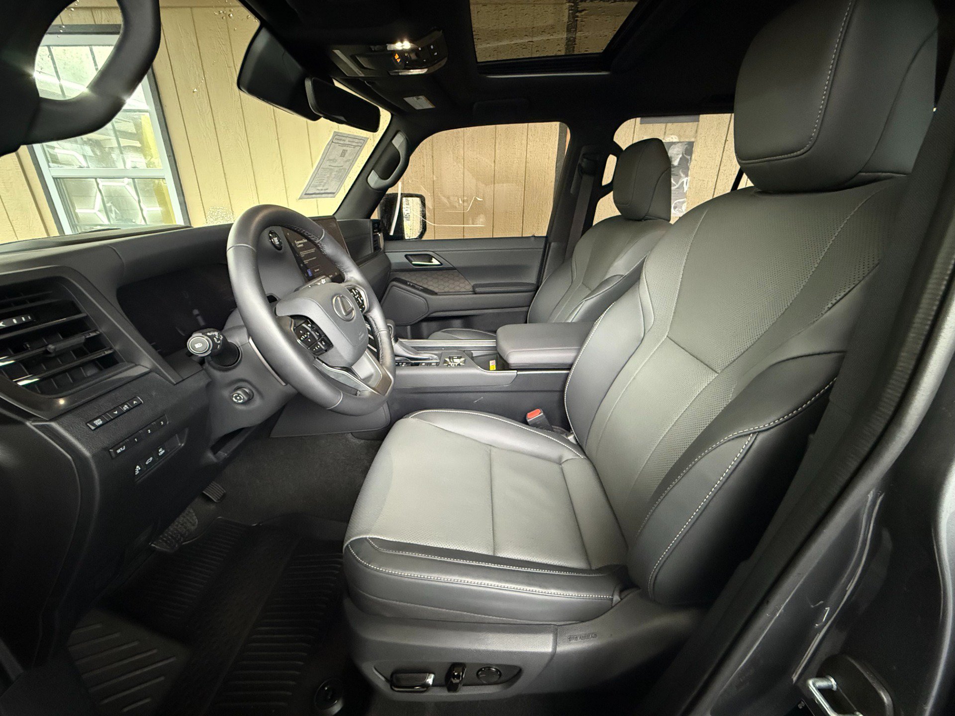 Used 2025 Lexus GX 550 w/ Accessory Package (2T) AWD/4WD image 9