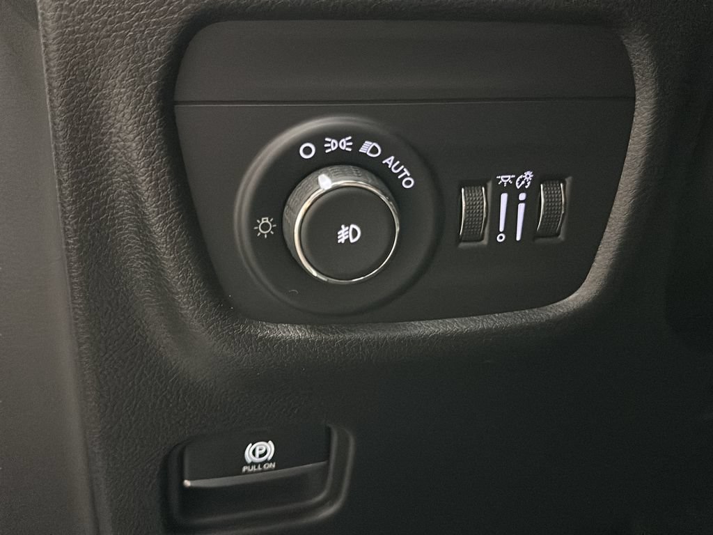 Used 2024 Jeep Grand Cherokee Limited w/ Black Appearance Package AWD/4WD image 33