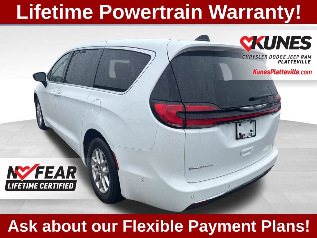 Used 2024 Chrysler Pacifica Touring-L image 7
