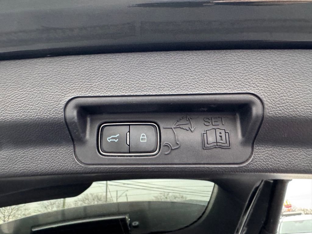 Used 2022 Ford Explorer XLT w/ Equipment Group 202A image 10