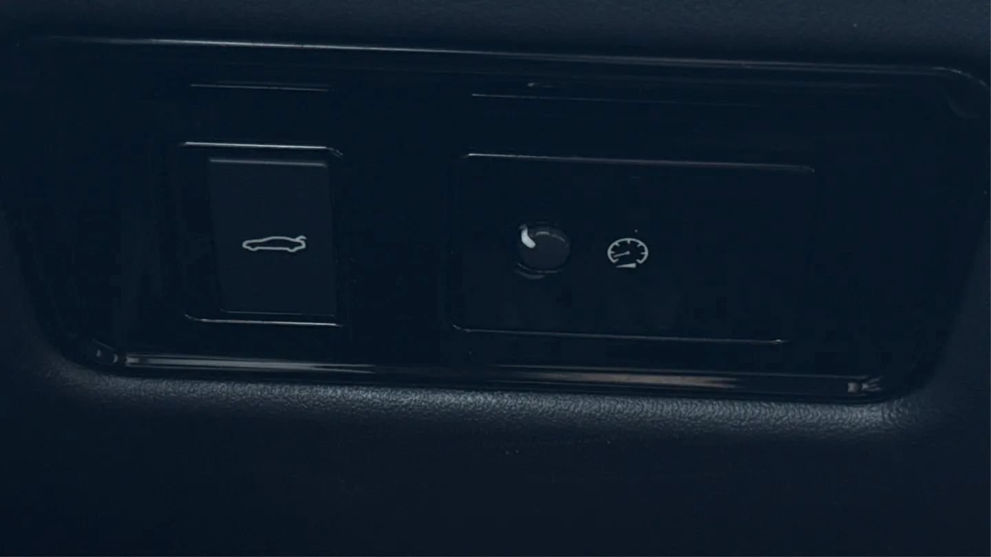 Used 2019 Jaguar XE Premium RWD image 53
