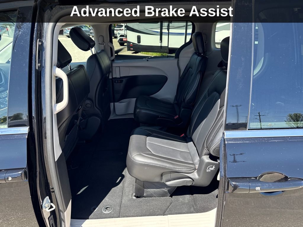 Used 2024 Chrysler Pacifica Touring-L FWD image 16