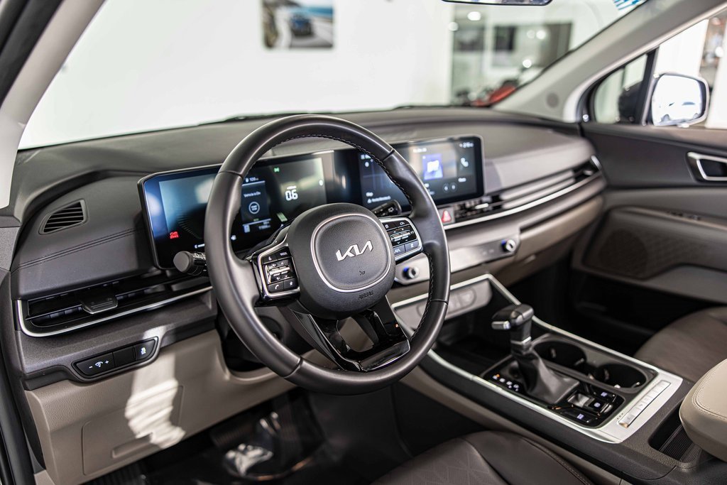 Used 2025 Kia Carnival EX image 19