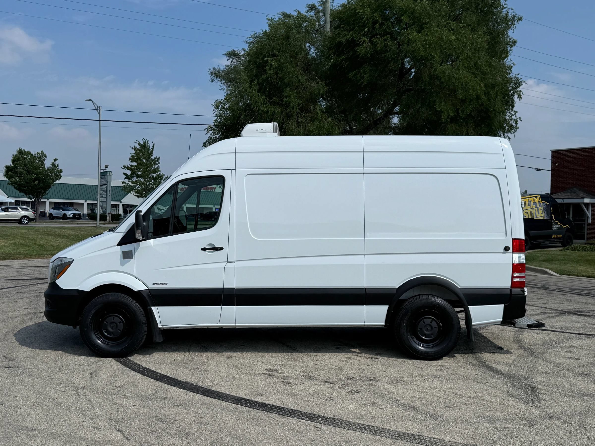 Used 2015 Freightliner Sprinter 2500 w/ Additional Battery Package RWD image 6