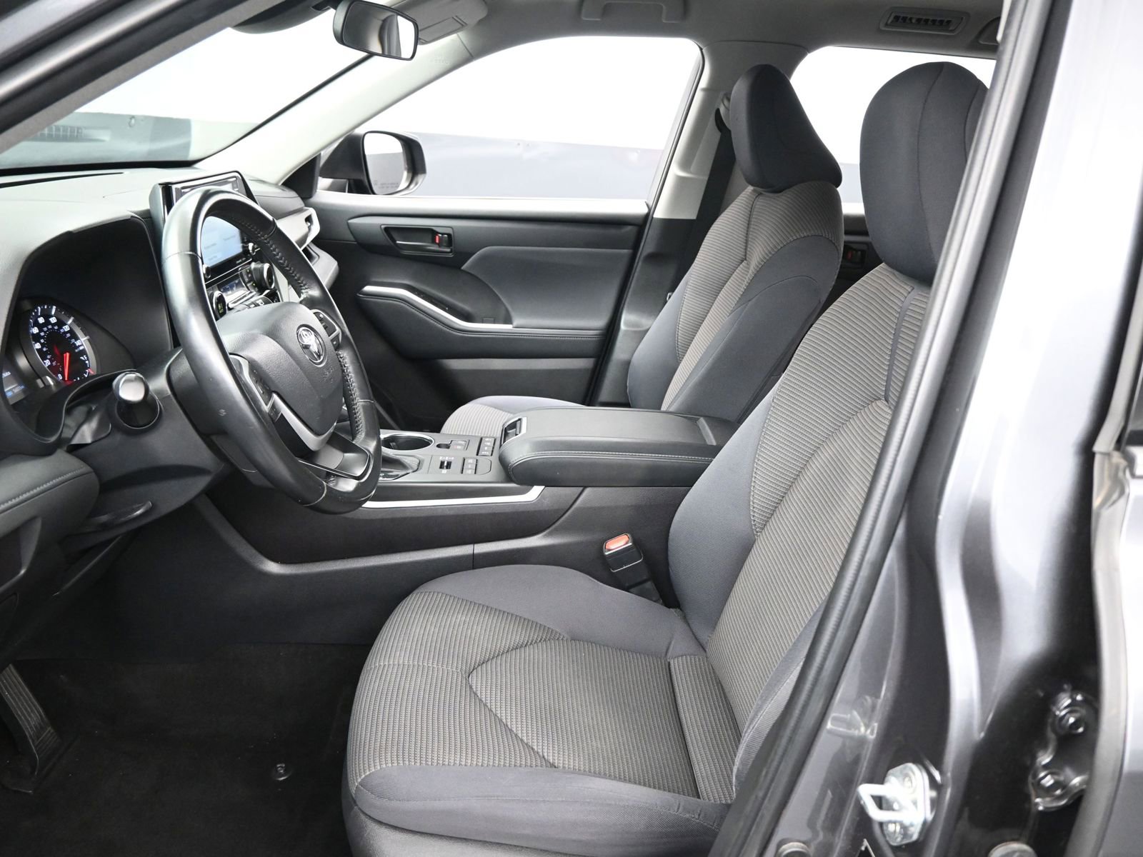 Used 2022 Toyota Highlander LE image 9