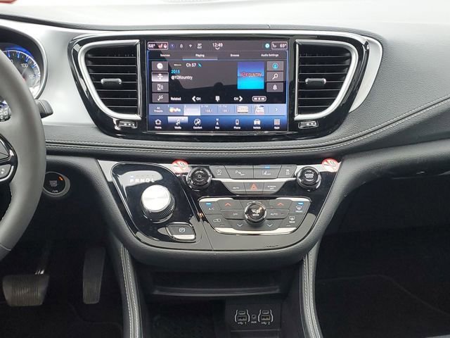 Used 2025 Chrysler Pacifica Limited image 32