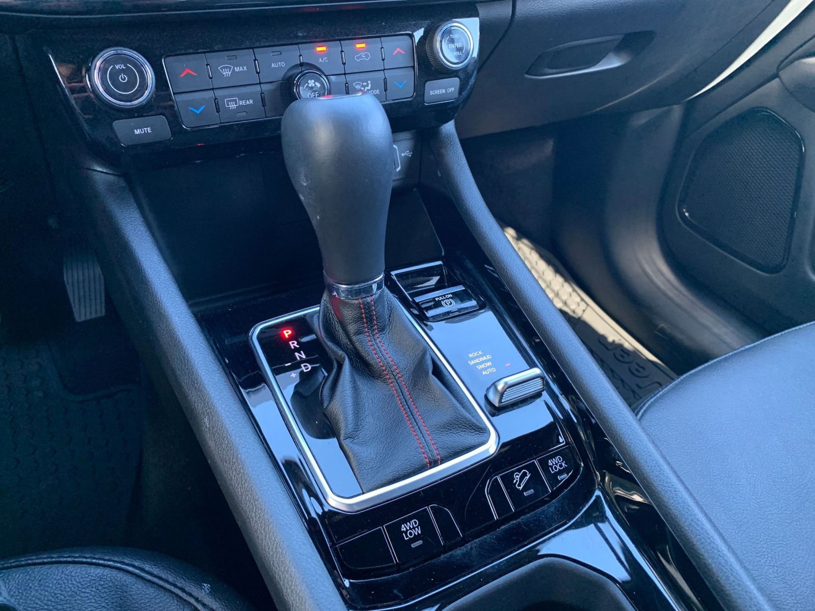 Used 2025 Jeep Compass Trailhawk image 40