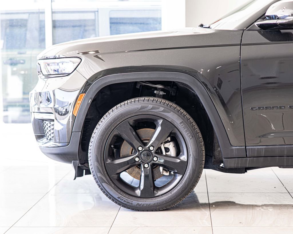 Used 2023 Jeep Grand Cherokee L Limited w/ Black Appearance Package image 10