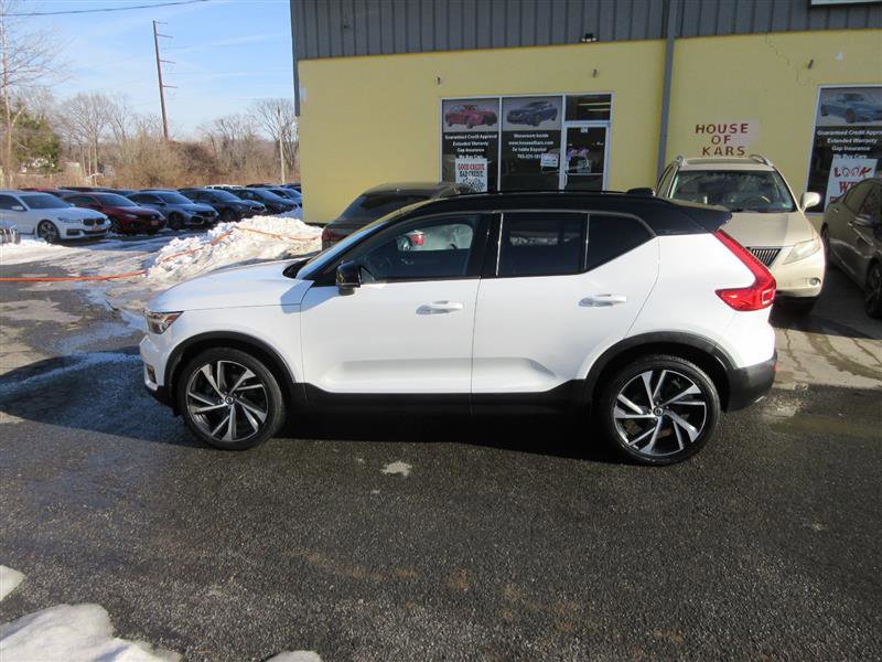 Used 2019 Volvo XC40 T4 R-Design image 2