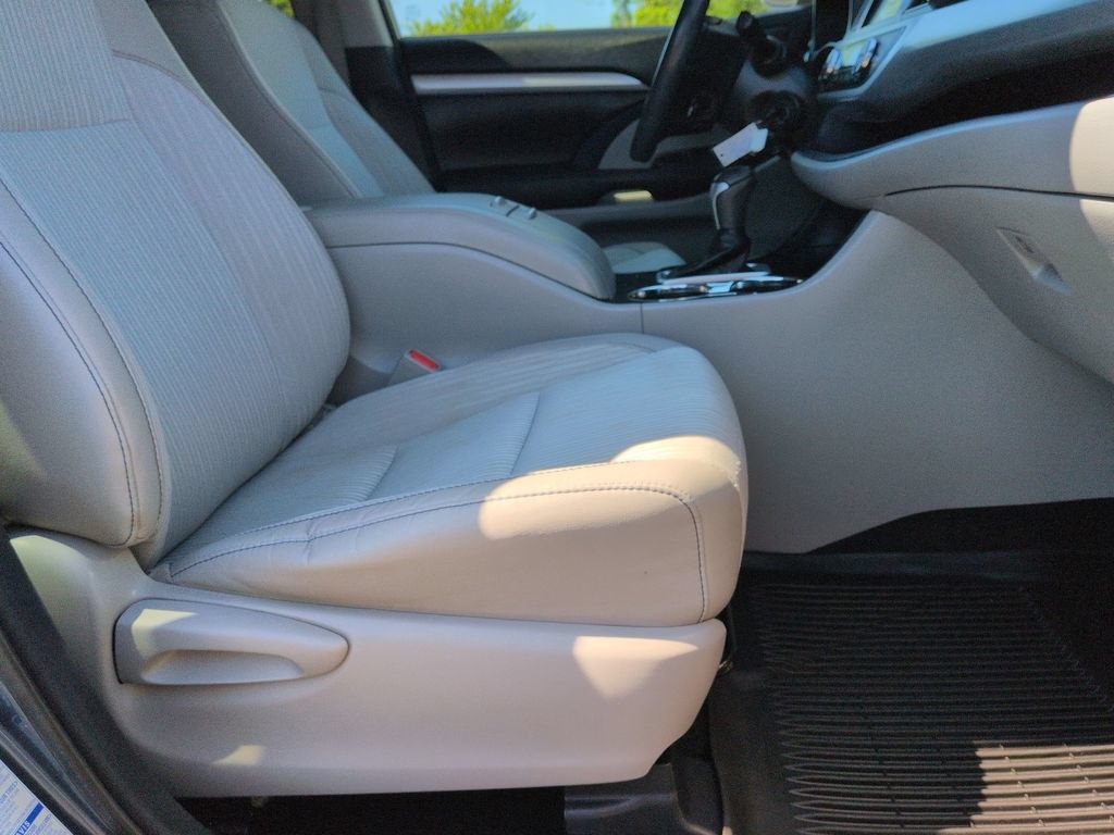Used 2017 Toyota Highlander Plus AWD/4WD image 25