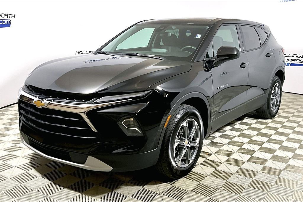 Used 2025 Chevrolet Blazer LT FWD image 1