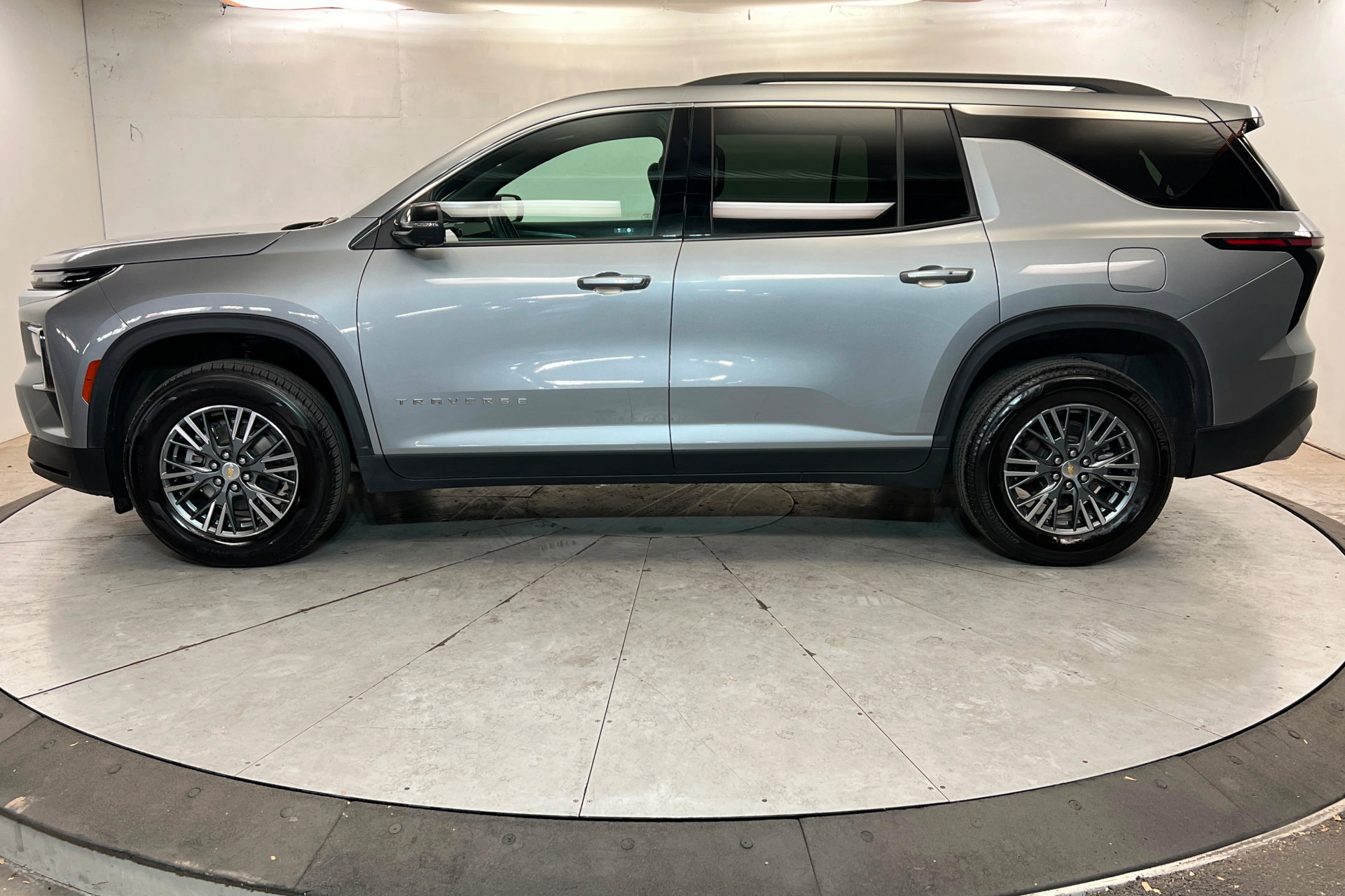 Used 2024 Chevrolet Traverse LT AWD/4WD image 2