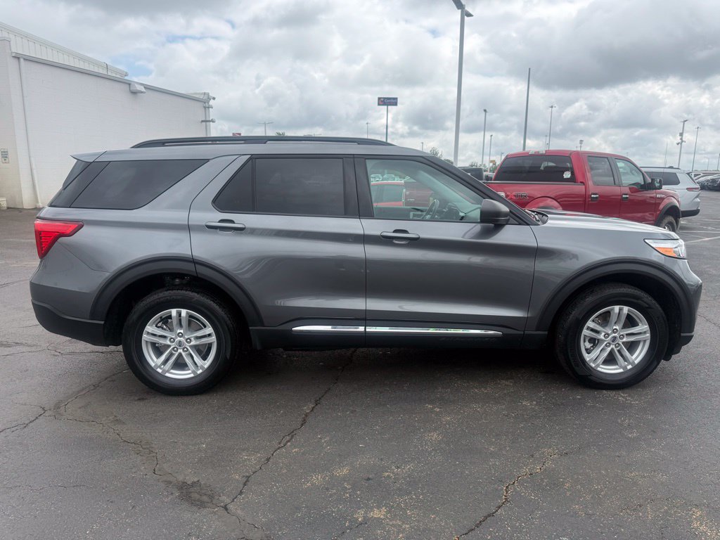 Used 2024 Ford Explorer XLT AWD/4WD image 8