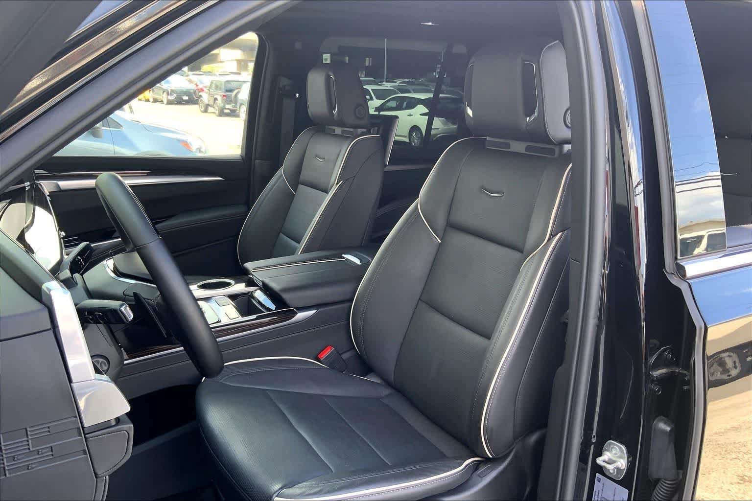 Used 2025 Cadillac Escalade Premium Luxury AWD/4WD image 11