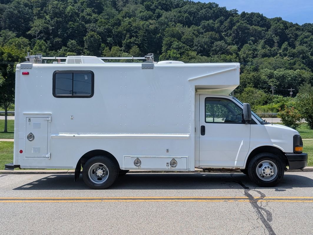 Used 2009 Chevrolet Express 3500 image 4