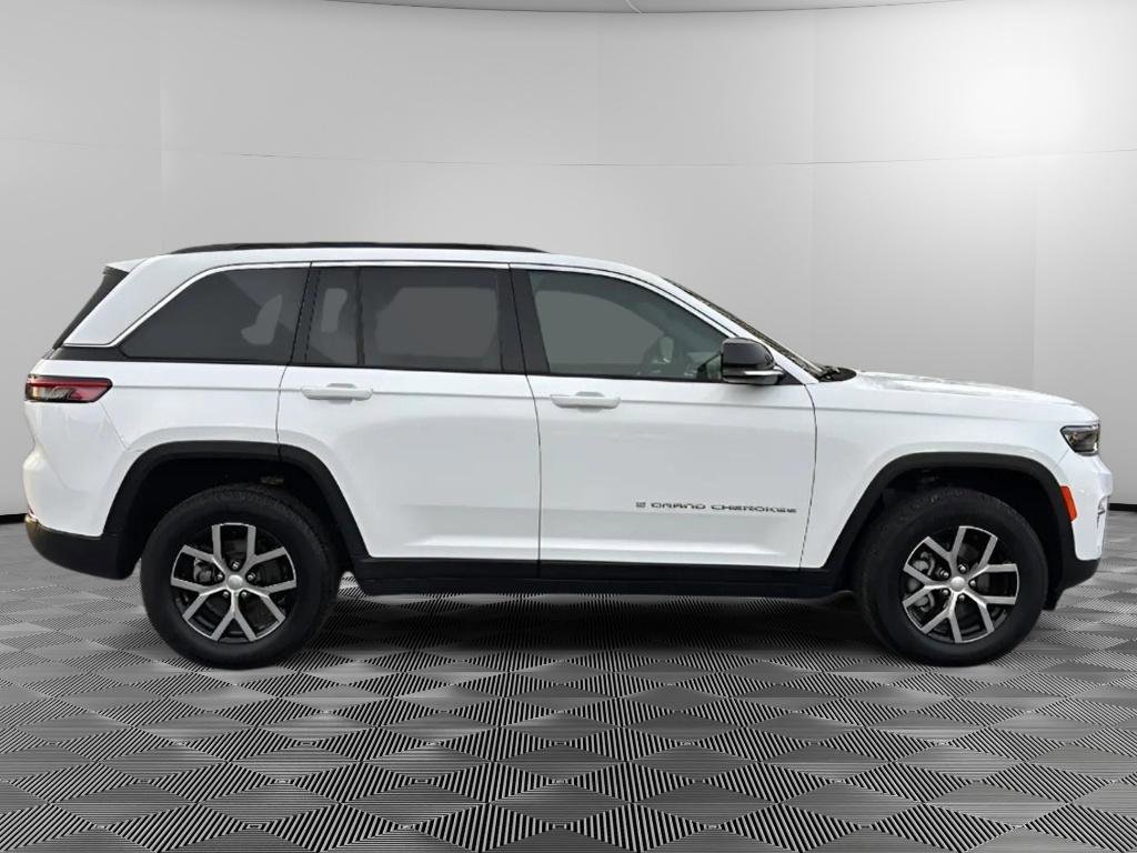Used 2024 Jeep Grand Cherokee Limited AWD/4WD image 6