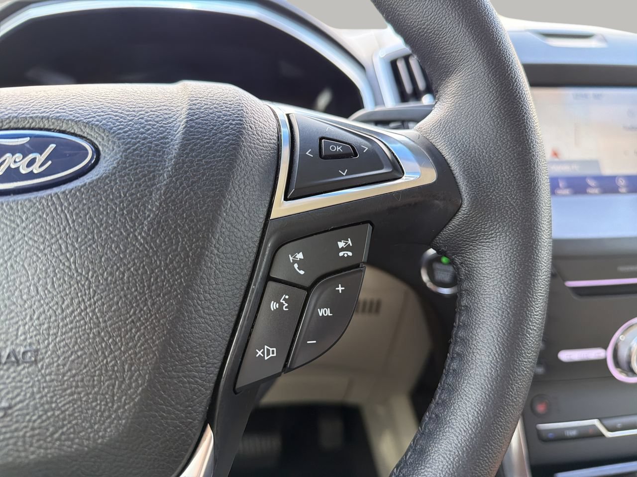 Used 2019 Ford Edge Titanium FWD image 28