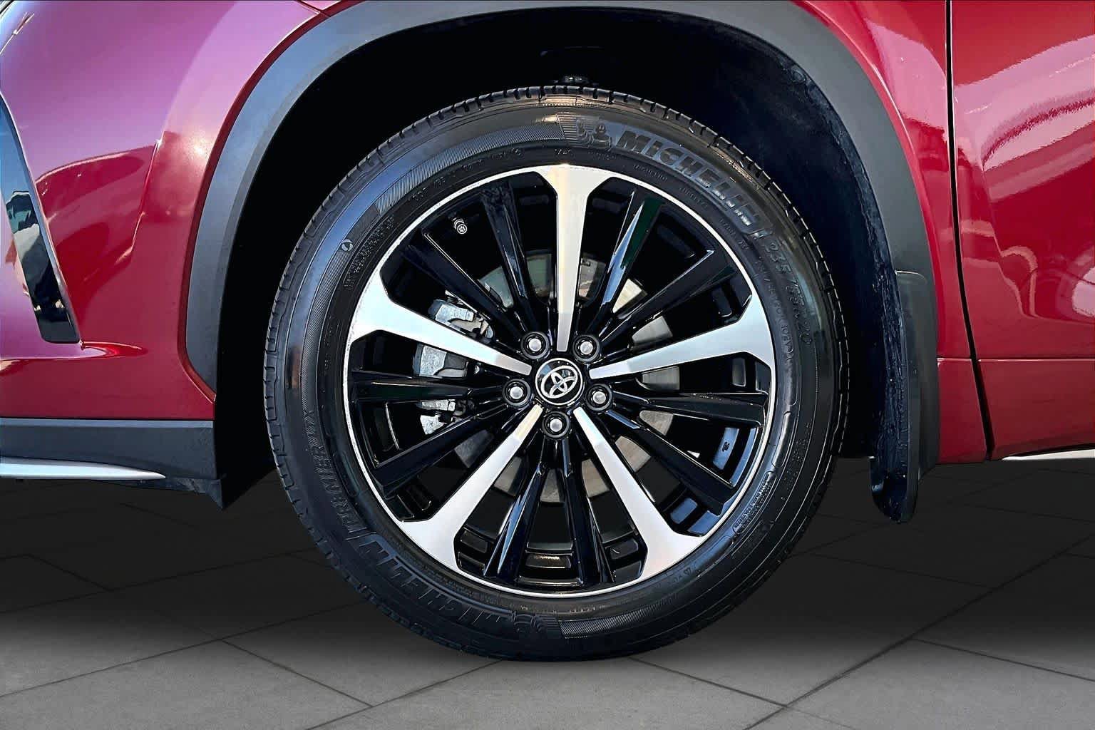 Used 2022 Toyota Highlander XSE FWD image 10