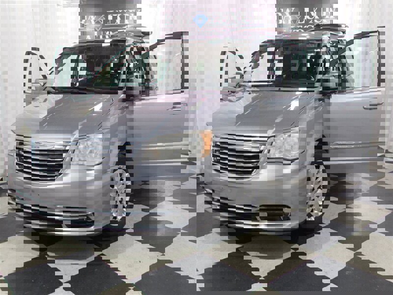 Used 2014 Chrysler Town & Country Touring image 67
