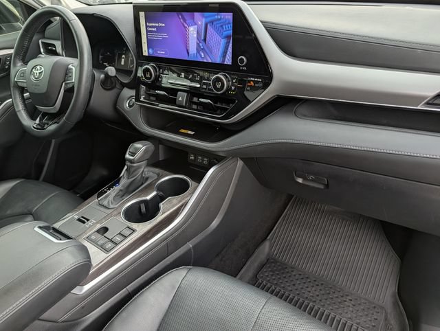 Used 2024 Toyota Highlander Platinum FWD image 35