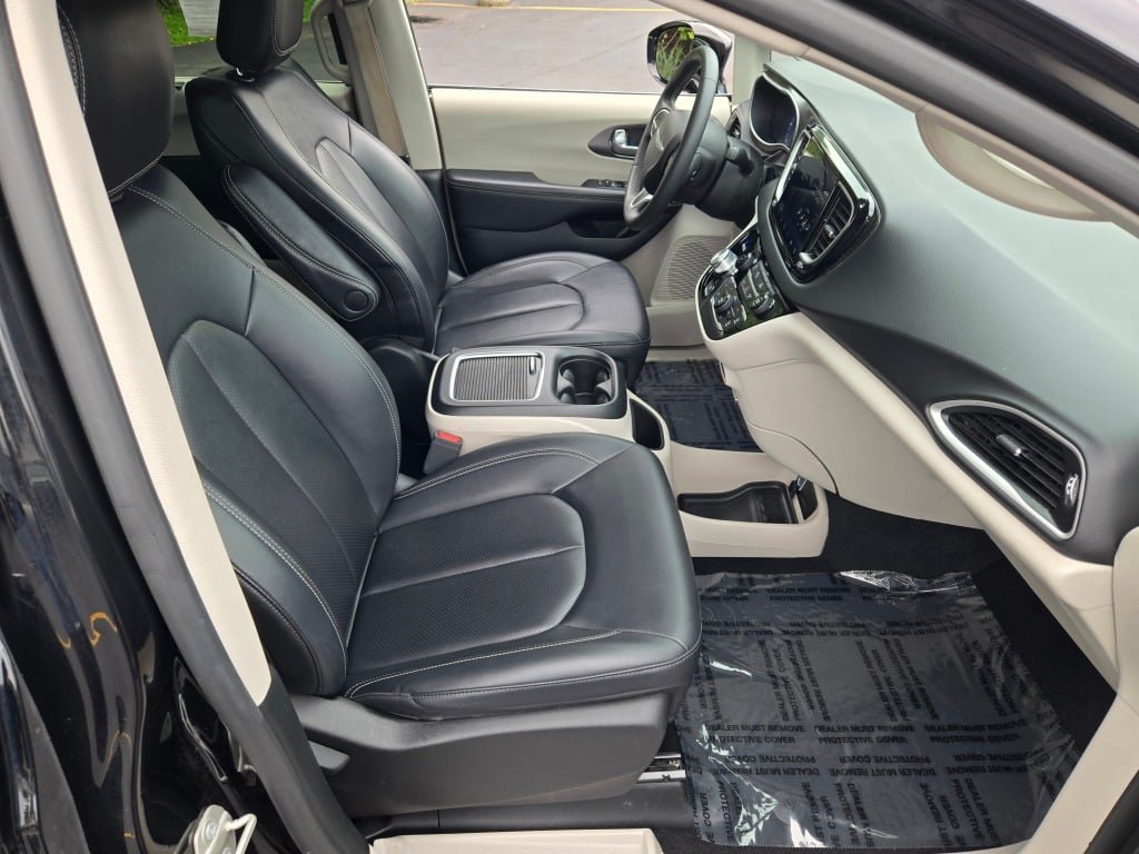 Used 2024 Chrysler Pacifica Touring-L FWD image 7