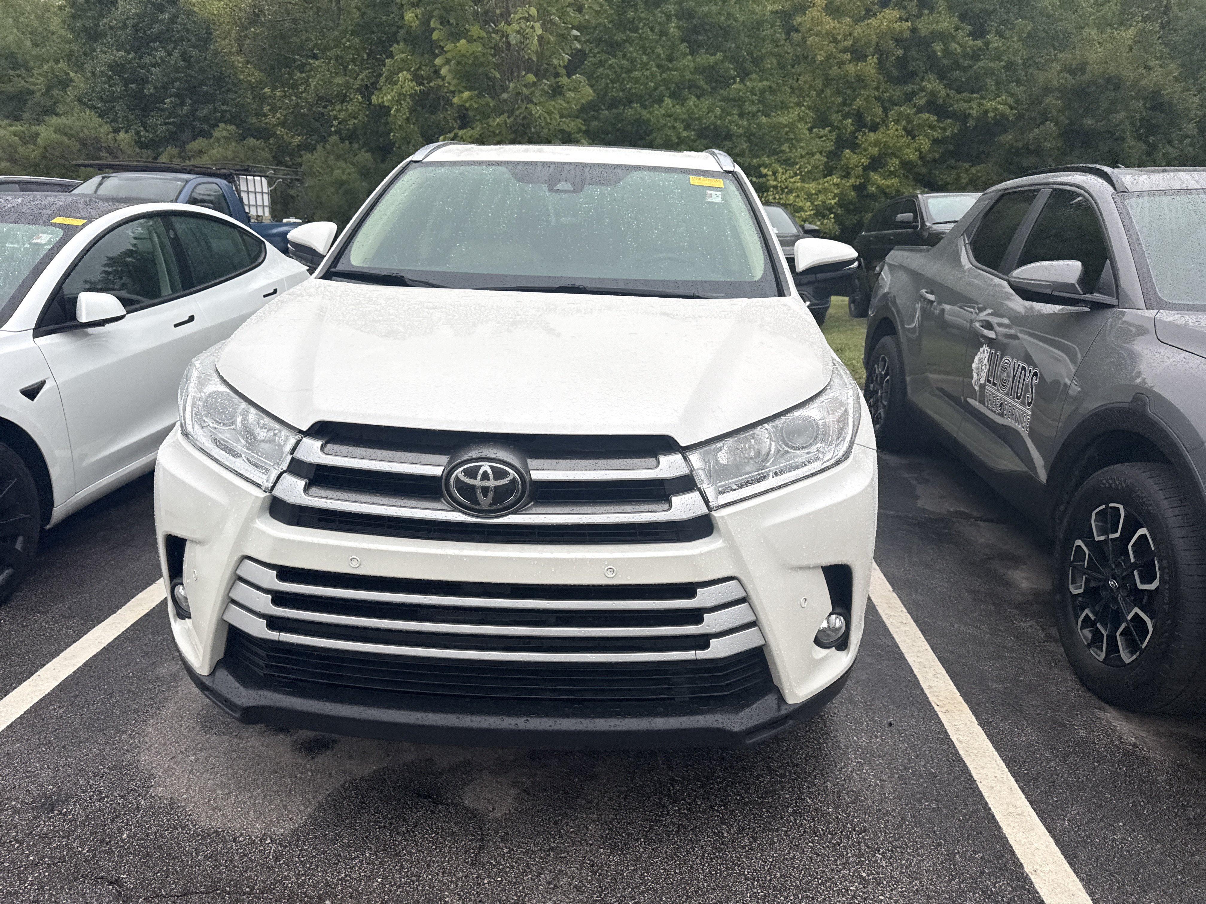 Used 2019 Toyota Highlander XLE FWD image 2