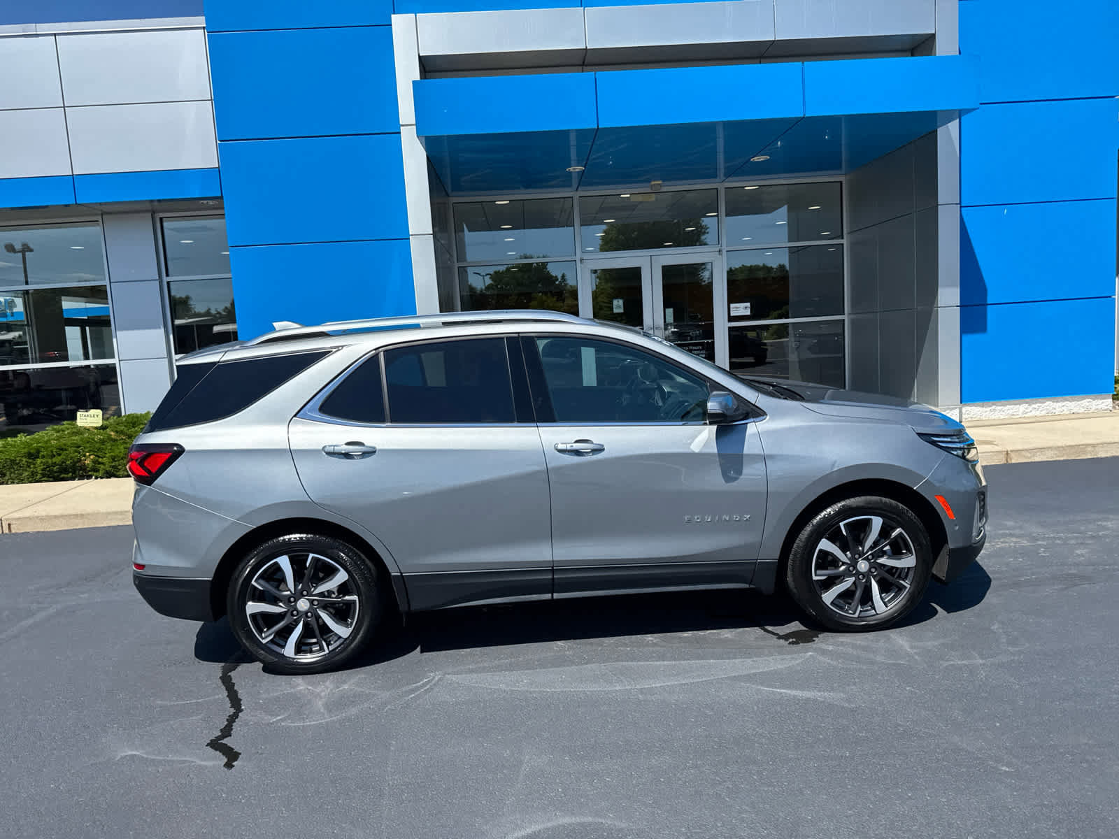 Certified 2023 Chevrolet Equinox Premier AWD/4WD image 3