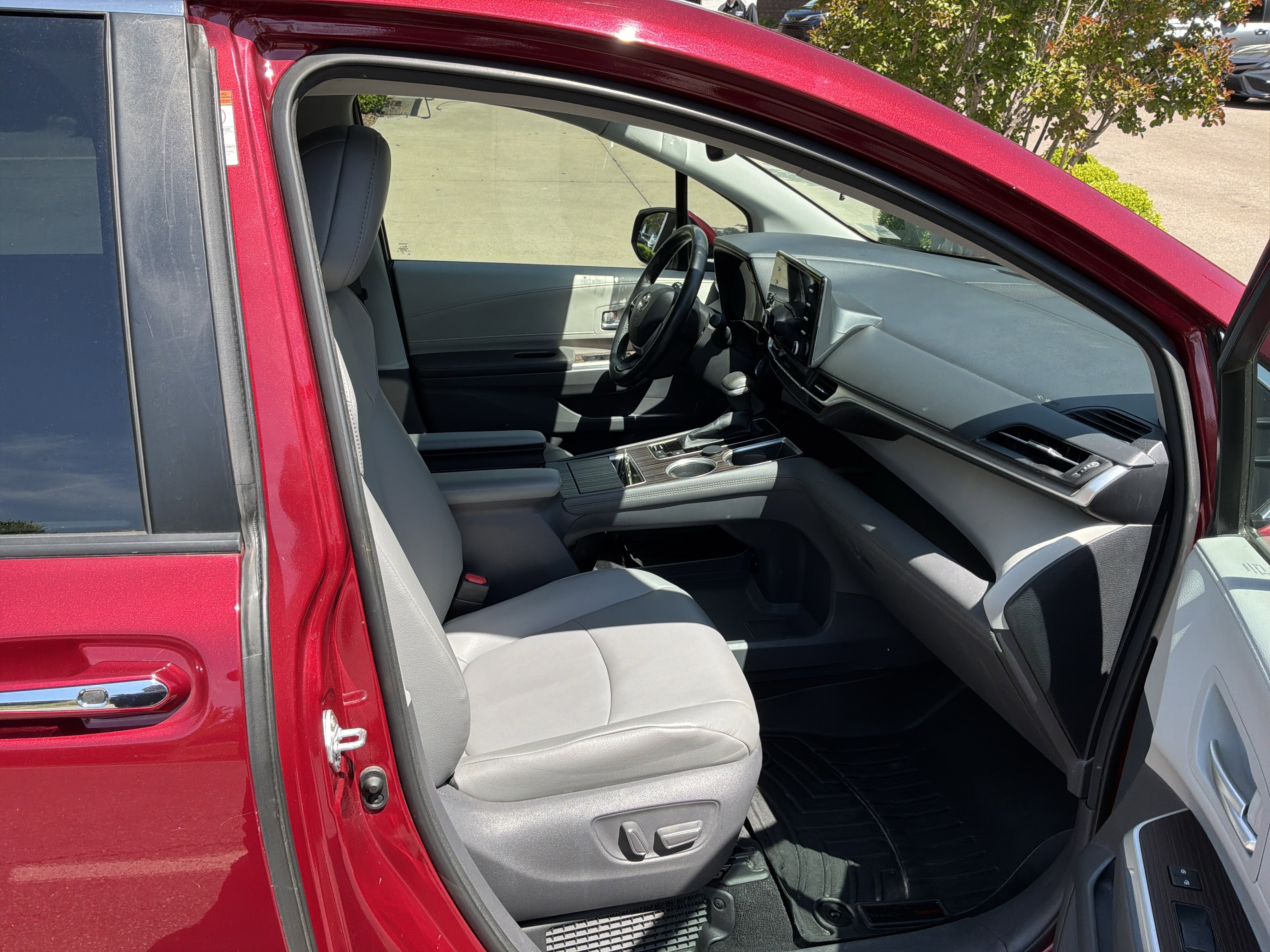 Used 2021 Toyota Sienna XLE image 34